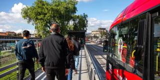 Foto de personas caminando por una estación de TransMilenio