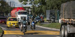 Foto que muestra carros andando por las calles 