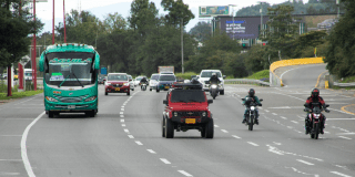 Foto que muestra vehículos andando por las calles