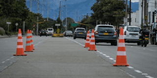 Imagen de una vía de Bogotá donde se aprecian varios vehículos circulando