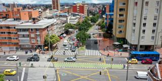 Foto que muestra vehículos andando por las calles 