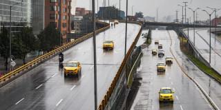 Foto de una vía de Bogotá donde se observan varios taxis