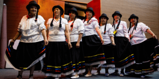Imagen de seis mujeres mayores vestidas con traje típico de bailar guabina.
