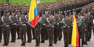 En la foto policías haciendo fila en el evento de cumpleaños