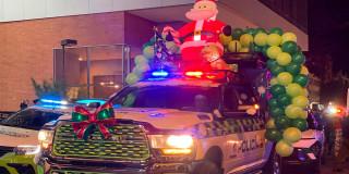 En la foto una camioneta de la Policía decorada de Navidad