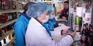 Foto de funcionarios de salud inspeccionan productos en un establecimiento