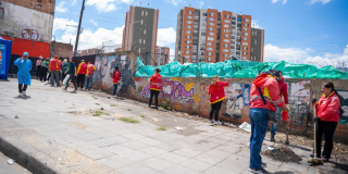 Foto de unos funcionarios del Distrito en una jornada de limpieza 