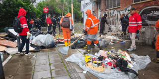 Foto de unos funcionarios del Distrito en una jornada de limpieza 