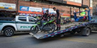 En la foto están inmovilizando una moto 