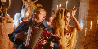 Captura de imagen Videoclip “Sin Medir Distancias” Juliana Velásquez junto a El Cocha Molina