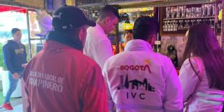 Imagen de funcionarios en una inspección a establecimiento comercial