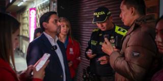 Foto que muestra personas hablando 