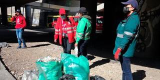 Foto que muestra personas recolectando residuos