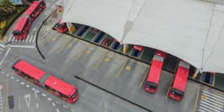 Foto de bus de TransMilenio estacionados