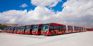Foto de buses de TransMilenio estacionados
