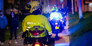 Imagen de un policía en moto