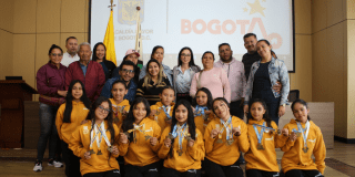 Foto de los participantes del Campeonato Nacional de Patinaje de Velocidad con sus medallas 