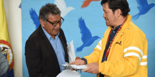 Imagen de un funcionario con una persona entregando unas cartas