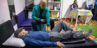 Imagen de una persona mayor probando una cama