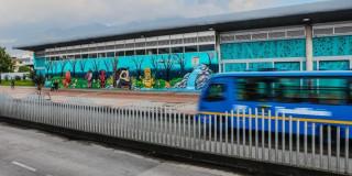 Foto de un bus zonal de TransMilenio