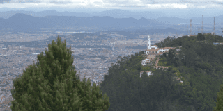 Imagen panorámica de Monserrate y de fondo se ve el norte de Bogotá