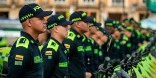 En la foto muchos policías uniformados en Bogotá