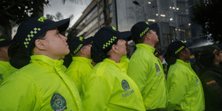 Imagen de varias policías de perfil mirando hacia arriba