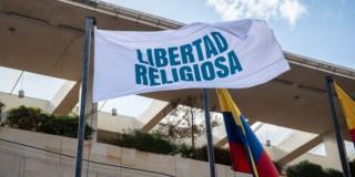 Foto de la bandera blanca de Libertad Religiosa izada en la plazoleta del Palacio Liévano, sede de la Alcaldía de Bogotá.