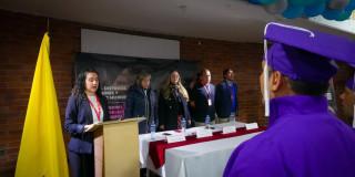 Foto de la ceremonia de graduación de 18 privados de la libertad en la Cárcel Distrital de Bogotá.