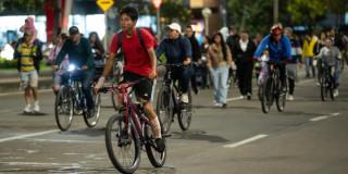Bogotanos y bogotanas disfrutando de la Ciclovía Nocturna 2025.