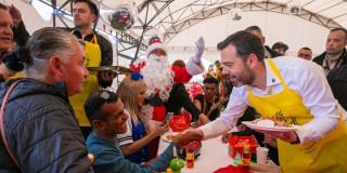 Alcalde Carlos Fernando Galán comparte un almuerzo de Navidad 2025 con habitantes de calle
