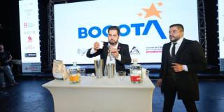 Foto del lanzamiento 'Conexión Bogotá Experiencias de Café' con baristas haciendo mezclas de café.