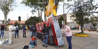 Foto de la jornada de recuperación gigantografías de marca de ciudad durante el Día del Voluntariado.