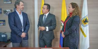 Foto de la firma del acuerdo entre Bogotá y Corporación Financiera Internacional para financiamiento de proyectos de movilidad.
