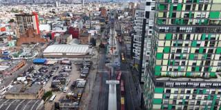 Foto del cierre de acceso norte de la estación temporal Calle 57 en la avenida Caracas por obras del Metro de Bogotá.