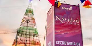 Foto de una de las ferias de 'Hecho en Bogotá' con exhibiciones de emprendimientos y productos locales.