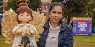 Foto de una de las mujeres emprendedoras junto a elementos decorativos de Navidad en una de las feria de 'Hecho en Bogotá'