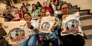 Foto de mujeres participantes del programa 'LiderTesas' que ofrece alternativas y oportunidades a emprendedoras en Bogotá.