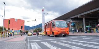 Foto de un bus de TransMilenio en una vía de Bogotá