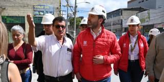 Foto del alcalde Carlos Fernando durante el recorrido de entrega de espacio público y obras en San Andresito de la 38 en Bogotá.