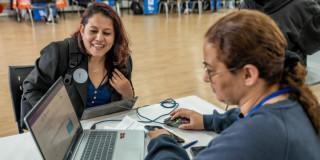 Mujer en feria de empleo Foto: Secretaría Distrital de Desarollo Económico.