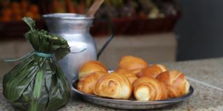 Foto de un combo de tamal, chocolate y pan.