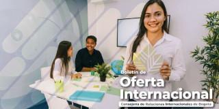 Foto de una mujer accediendo a programas y becas internacionales.