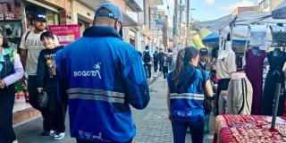 Foto dr gestores sociales del IPES en operativos de control de espacio público en Bogotá.
