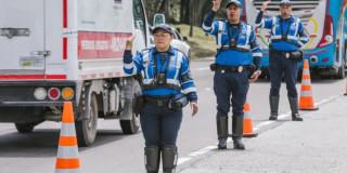 Foto de Agentes Civiles de Tránsito de Bogotá realizando acciones de control de tránsito y movilidad.