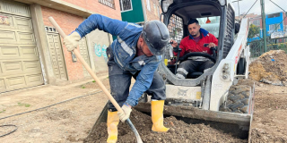 Foto de funcionarios del Distito en obras de a localidad de Usme