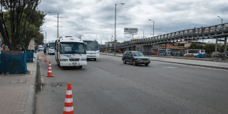 Foto que muestra vehículos andando por las calles