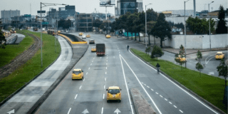 Imagen de una vía de Bogotá en la que circulan diferentes tipos de vehículos.