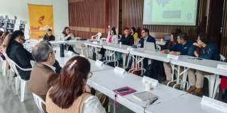 En la foto varias personas reunidas trabajando por los derechos humanos 