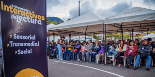 Foto de un grupo de ciudadanos en un taller de lectura
